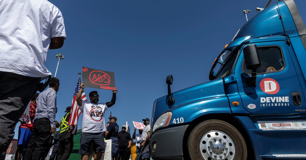 21economy-briefing-california-port-protest-facebookjumbo.jpg