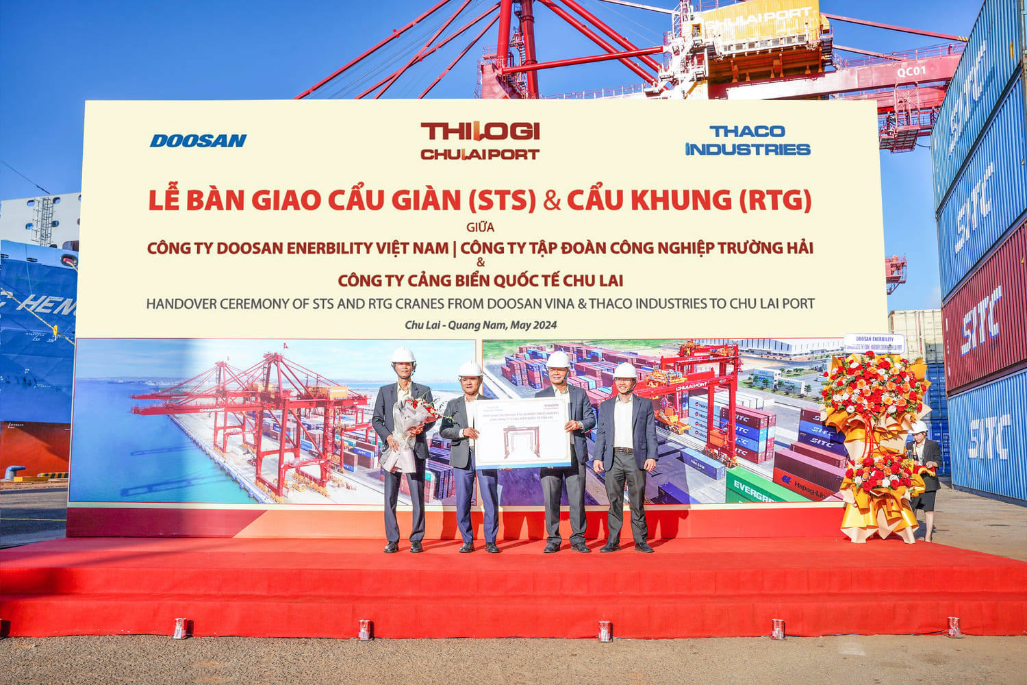 3-lanh-dao-thaco-industries-trao-bieu-trung-ban-giao-03-cau-khung-rtg-cho-lanh-dao-thilogi-va-cang-chu-lai-1.jpg