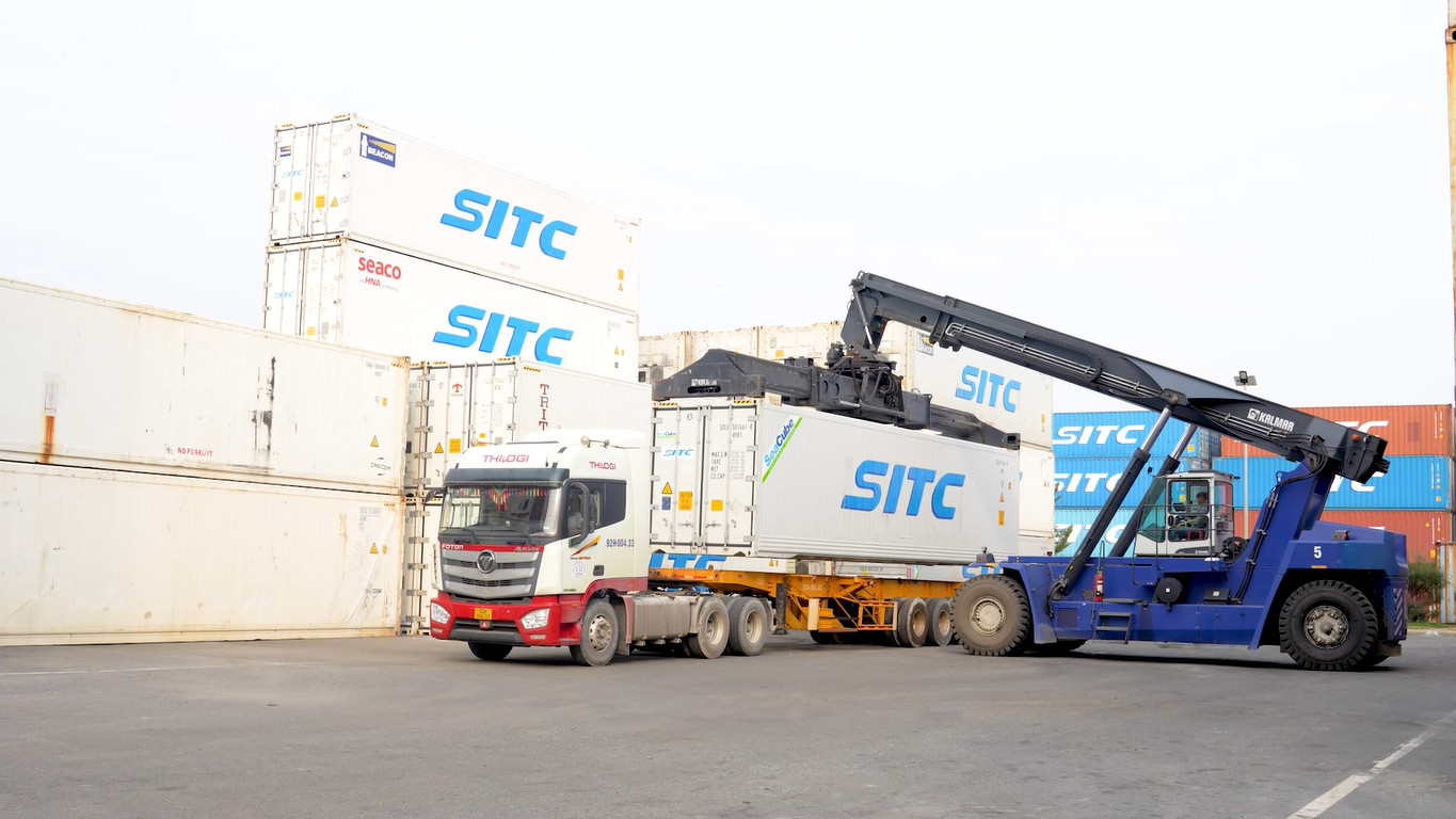 1-cang-chu-lai-cung-cap-dich-vu-logistics-tron-goi-nhu-dich-vu-nang-ha-xep-do-hang-hoa-dich-vu-cau-ben-phao-neo-thu-tuc-hai-quan-phuc-vu-cac-doanh-nghiep.jpg