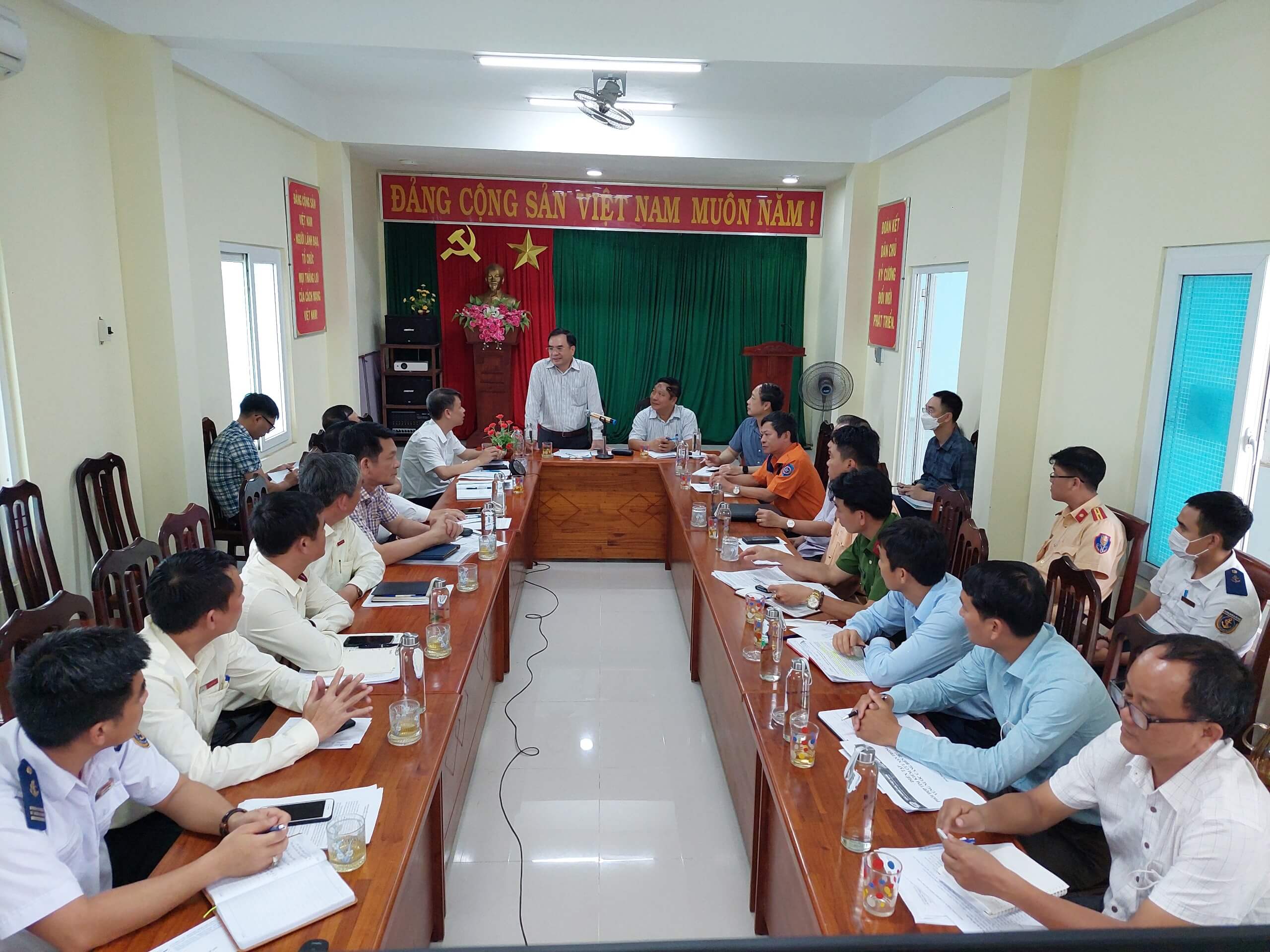 1-cang-chu-lai-lam-viec-voi-cang-vu-hang-hai-quang-nam-1.jpg