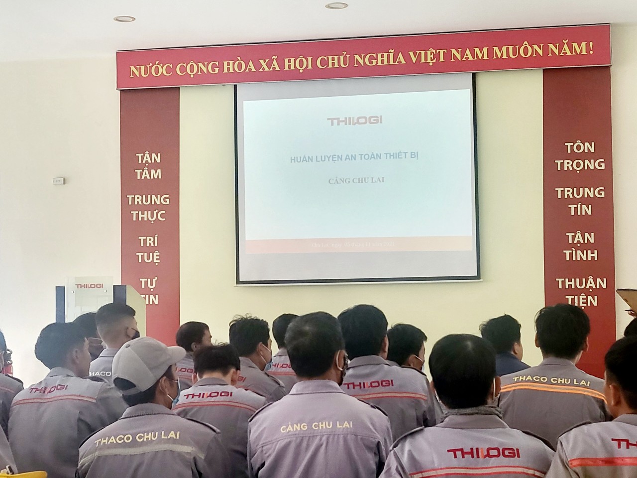 1-huan-luyen-an-toan-thiet-bi-cho-cbnv-tai-cang-chu-lai.jpg