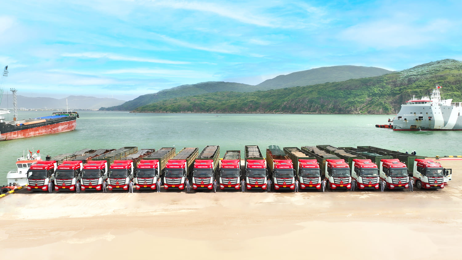 1-xe-tap-ket-tai-cang-quy-nhon-truoc-khi-van-chuyen-bo-1.jpg