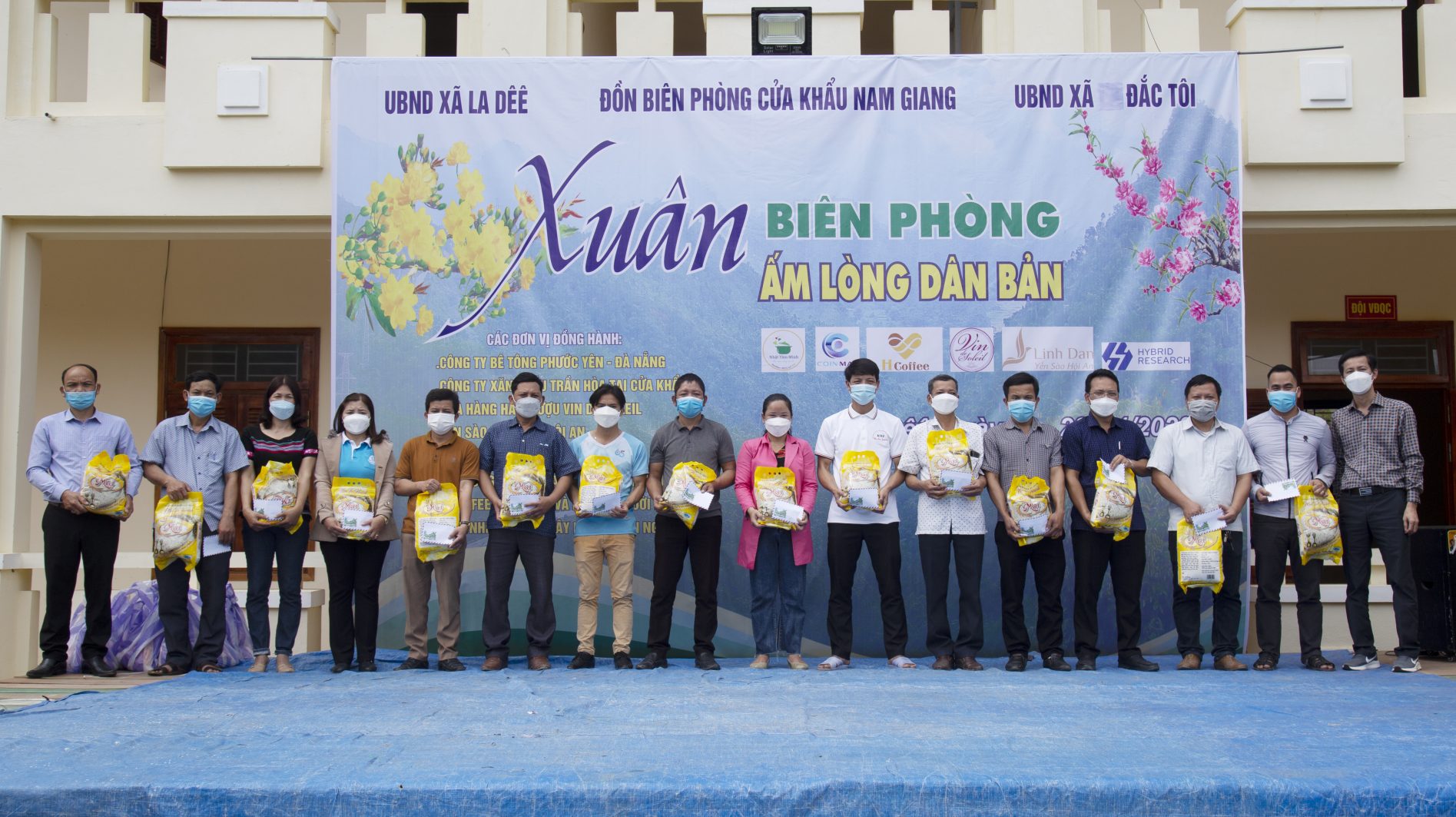 11-trao-tang-qua-chuong-trinh-xuan-bien-phong-am-long-dan-ban-xa-la-dee-e1644203402897.jpg