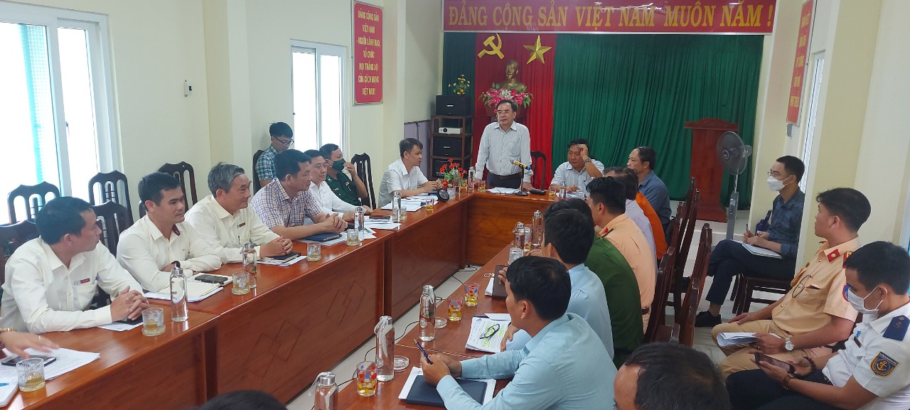 2-cang-chu-lai-lam-viec-voi-cang-vu-hang-hai-quang-nam.jpg
