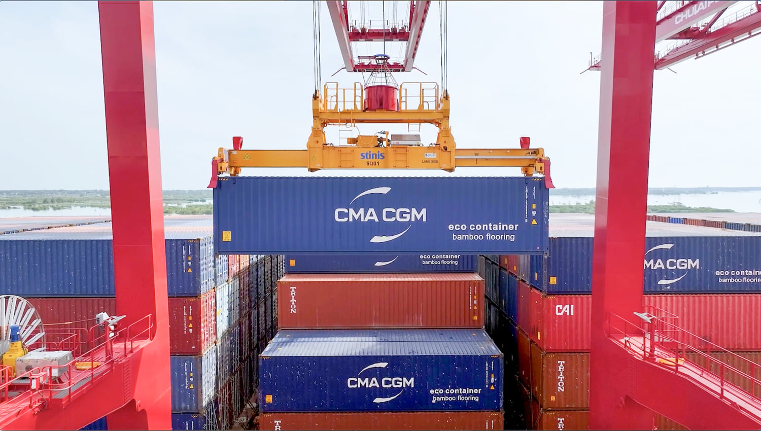 2-khai-thac-hang-container-tai-cang-chu-lai-2.jpg