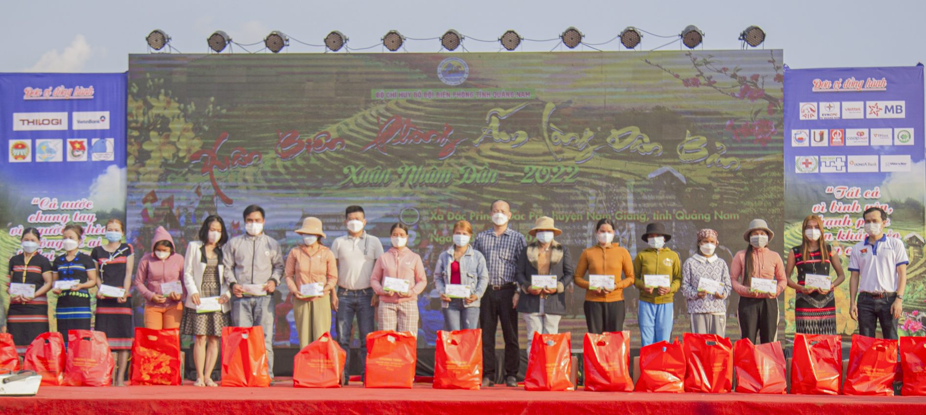 2-trao-tang-qua-chuong-trinh-xuan-bien-phong-am-long-dan-ban-e1644203314380.jpg