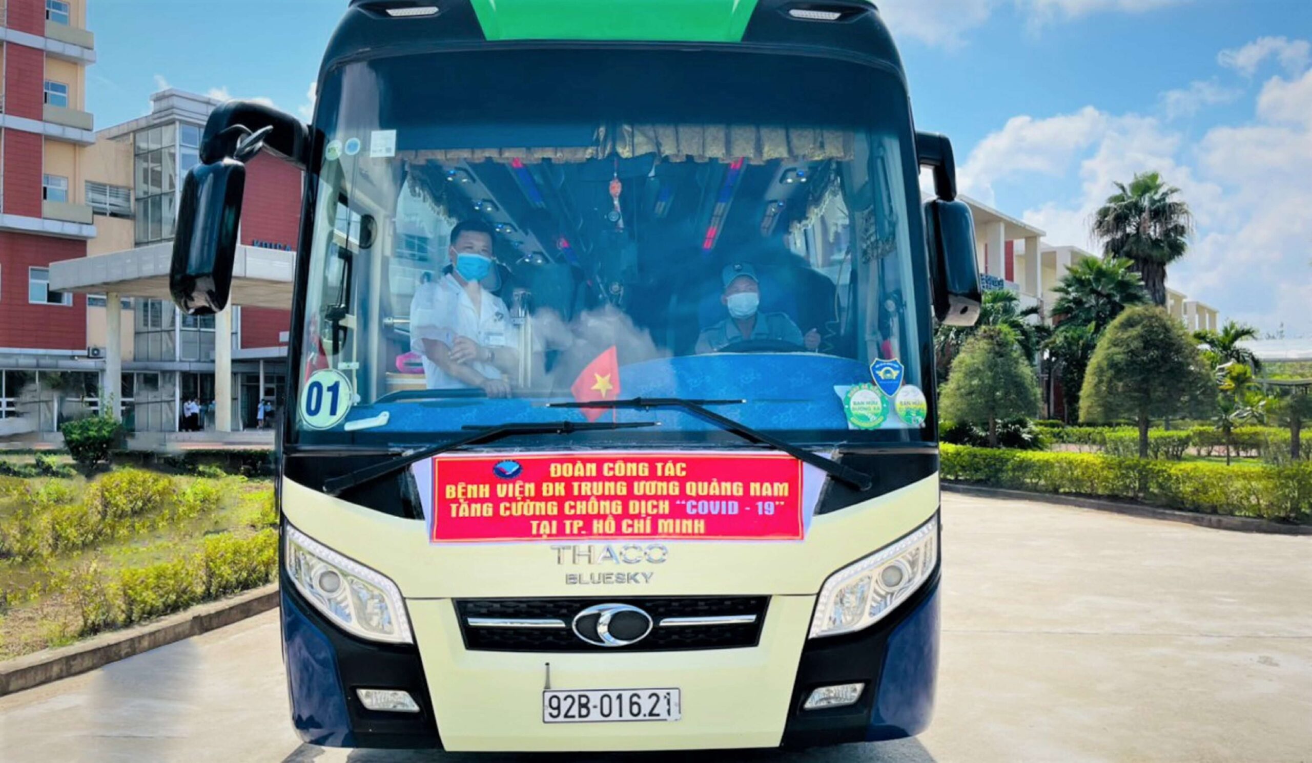 3-xe-bus-thaco-blue-sky-dua-doan-cong-tac-vao-tp-ho-chi-minh-1.jpg