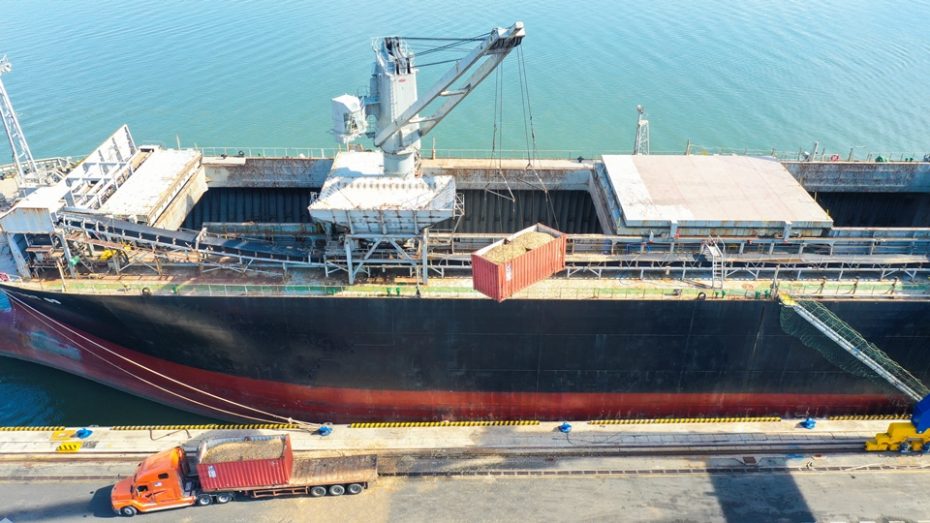 5-van-chuyen-hang-dam-go-len-tau-bang-container-930x523.jpg