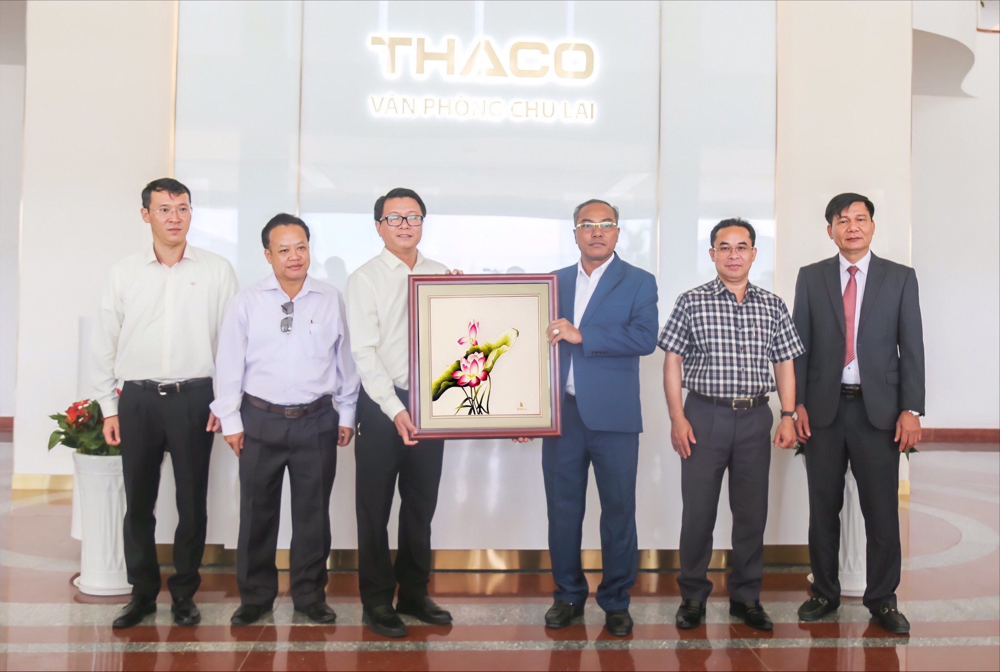 6-dai-dien-kcn-thaco-chu-lai-tang-qua-luu-niem-cho-doan-dai-bieu-cap-cao-tinh-attapeu.jpg