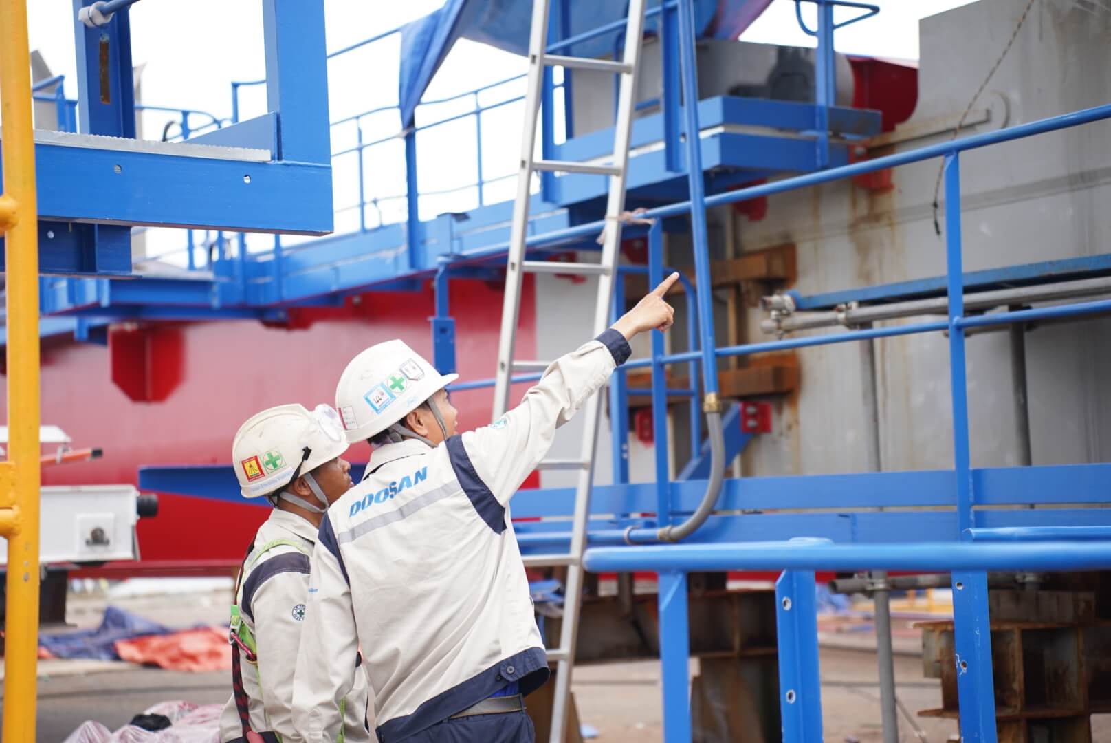 hinh-5-doi-ngu-chuyen-gia-ky-su-tap-doan-thaco-industries-va-doosan-vina-kiem-tra-truoc-khi-thuc-hien-lap-dat-cau-sts-tai-cang-chu-lai.jpg
