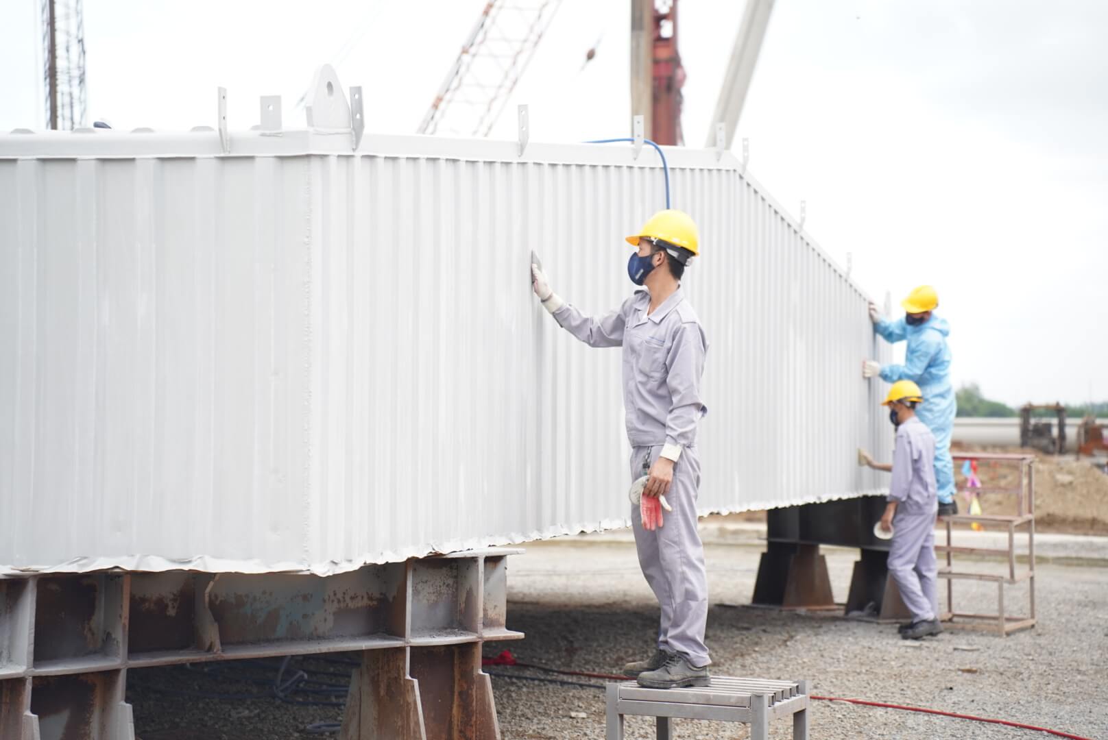 hinh-6-doi-ngu-chuyen-gia-ky-su-tap-doan-thaco-industries-va-doosan-vina-kiem-tra-truoc-khi-thuc-hien-lap-dat-cau-sts-tai-cang-chu-lai.jpg