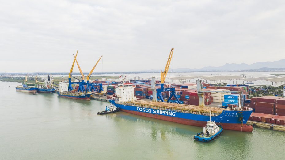 rsz-1-tau-hai-wang-zhi-xing-cosco-cap-cang-chu-lai-van-chuyen-bot-giay-xuat-khau-sang-trung-quoc-copy-930x523.jpg