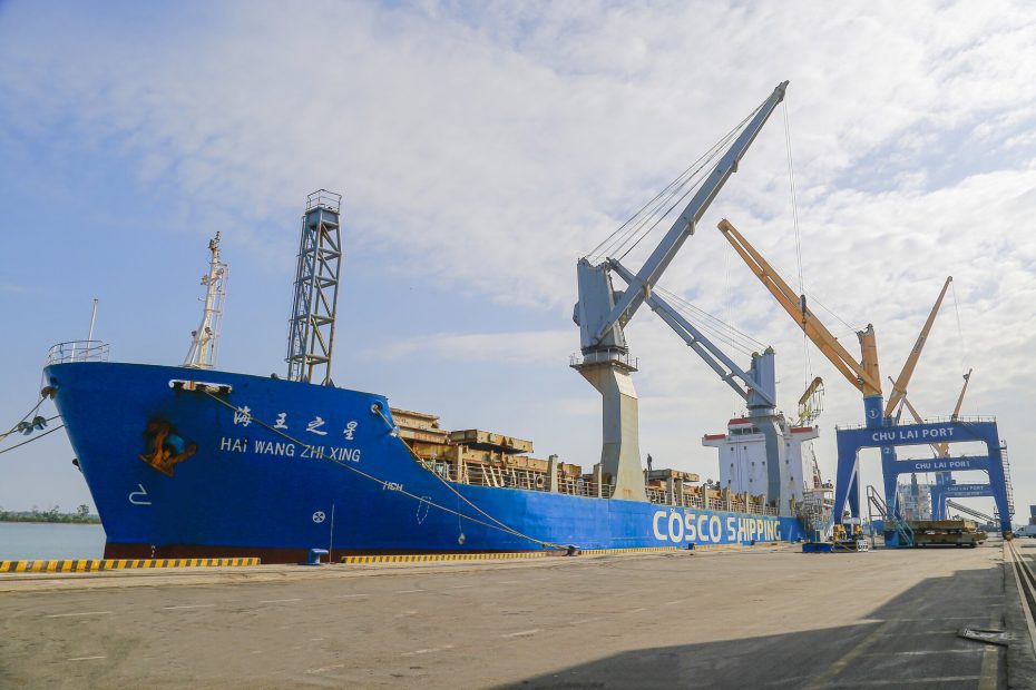 rsz-2-tau-hai-wang-zhi-xing-cosco-cap-cang-chu-lai-van-chuyen-bot-giay-xuat-khau-sang-trung-quoc-copy-930x620.jpg